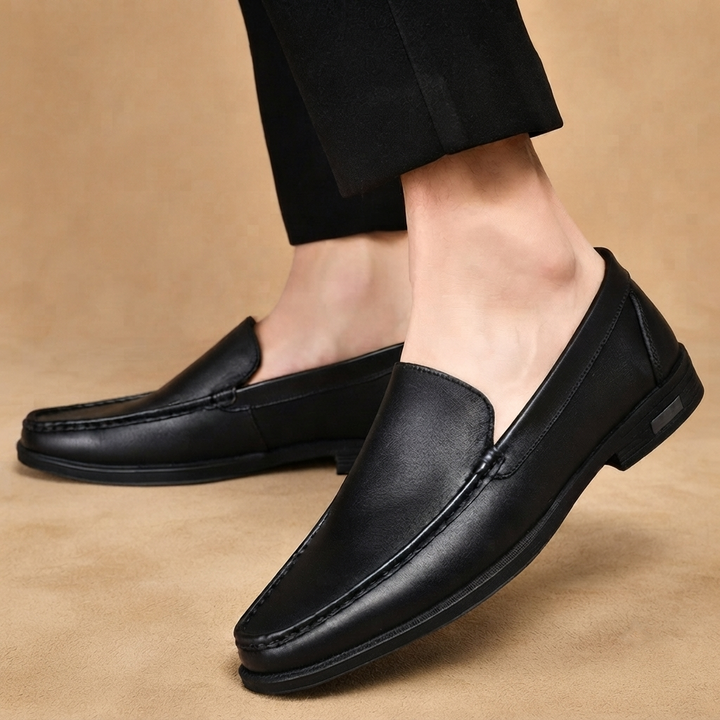 Perfil elegante de mocassins de couro genuíno para homem, calçado slip-on perfeito para estilo casual chic.