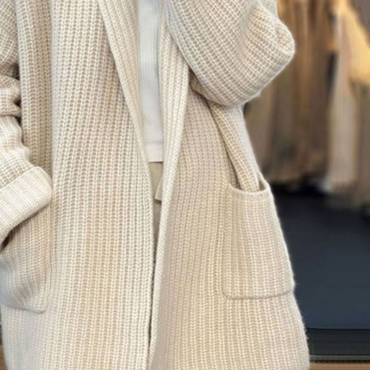 Casaco de malha feminino para moda casual e conforto. Design oversize com bolsos, ideal para o dia a dia.