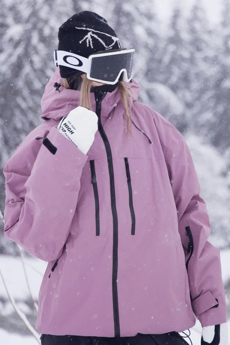 Detalhe do casaco de neve feminino com capuz forrado, ideal para manter o calor em atividades ao ar livre no inverno.