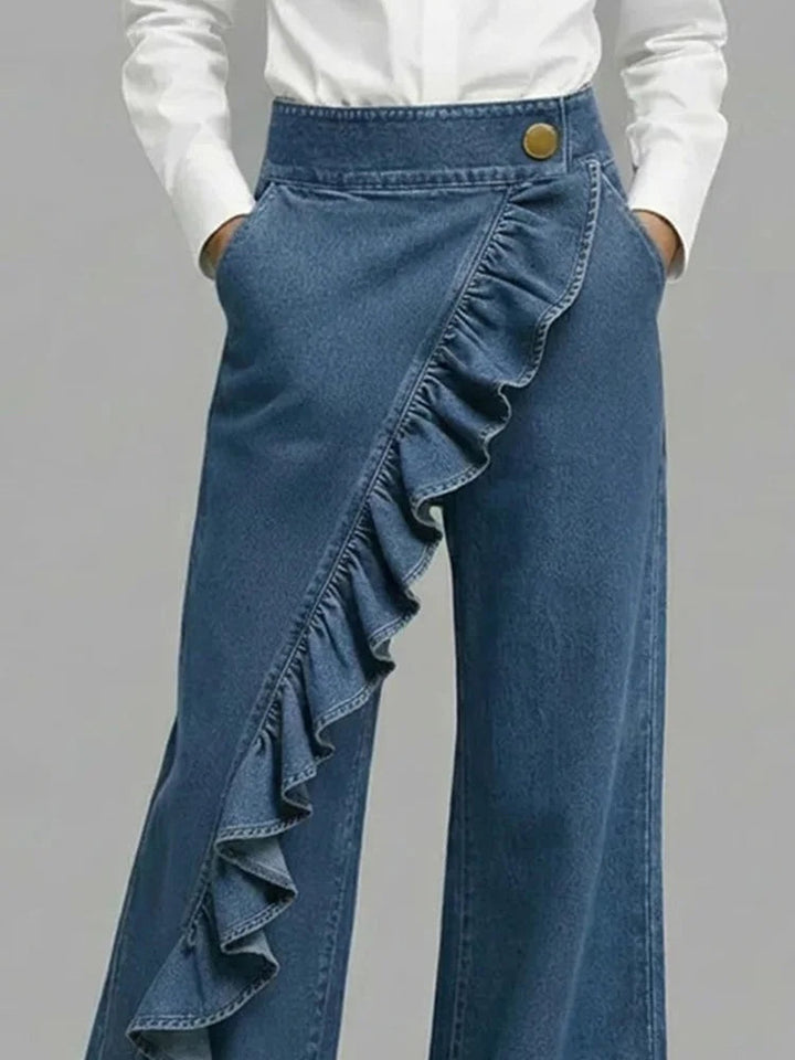 Jeans azul de perna larga para mulher, com cintura alta e folhos, peça versátil para moda casual.