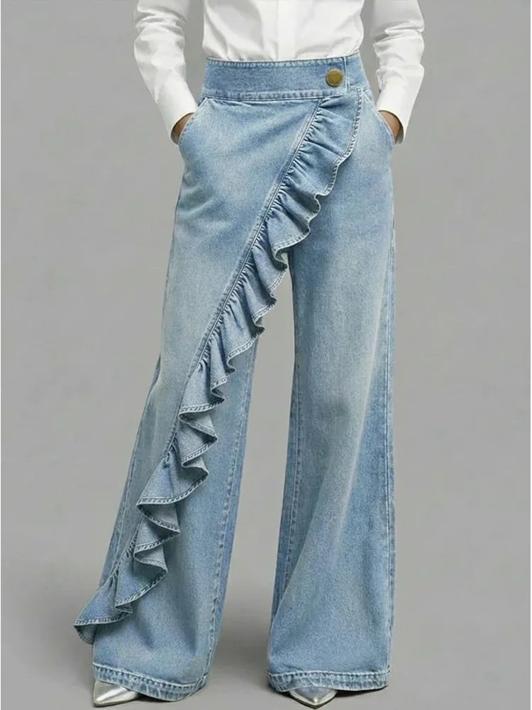 Calças jeans femininas de perna larga e cintura alta, detalhes de folhos que trazem estilo único.