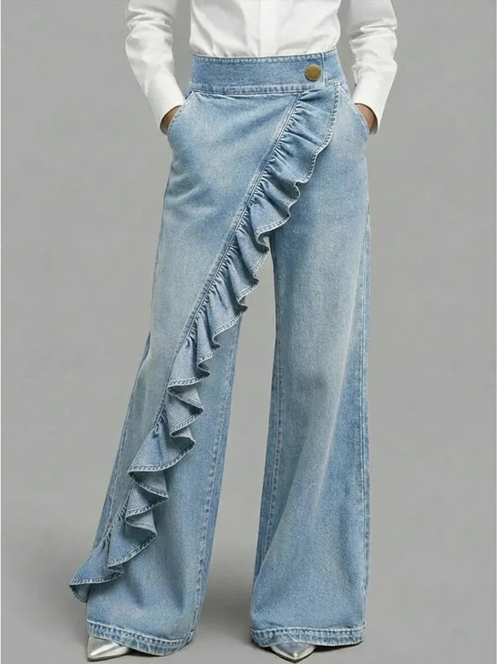Calças jeans femininas de perna larga e cintura alta, detalhes de folhos que trazem estilo único.