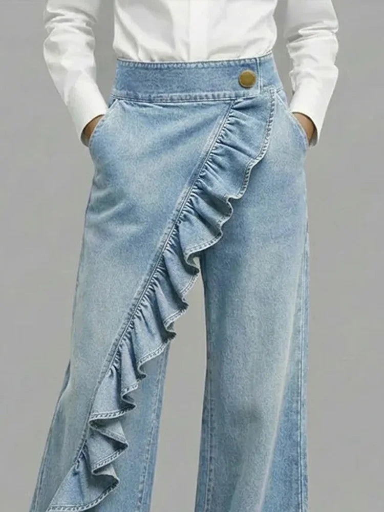 Jeans de cintura alta e perna larga para mulher, com folhos, conforto e estilo em moda feminina.