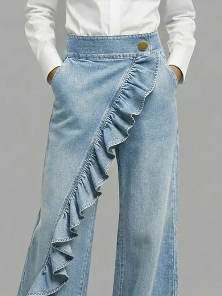 Jeans de cintura alta e perna larga para mulher, com folhos, conforto e estilo em moda feminina.