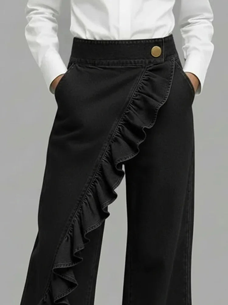 Moda feminina: jeans perna larga azul com folhos e cintura alta, calças femininas para um look moderno.
