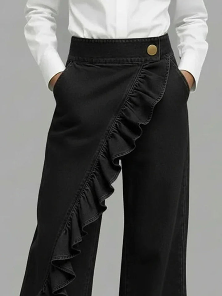 Moda feminina: jeans perna larga azul com folhos e cintura alta, calças femininas para um look moderno.