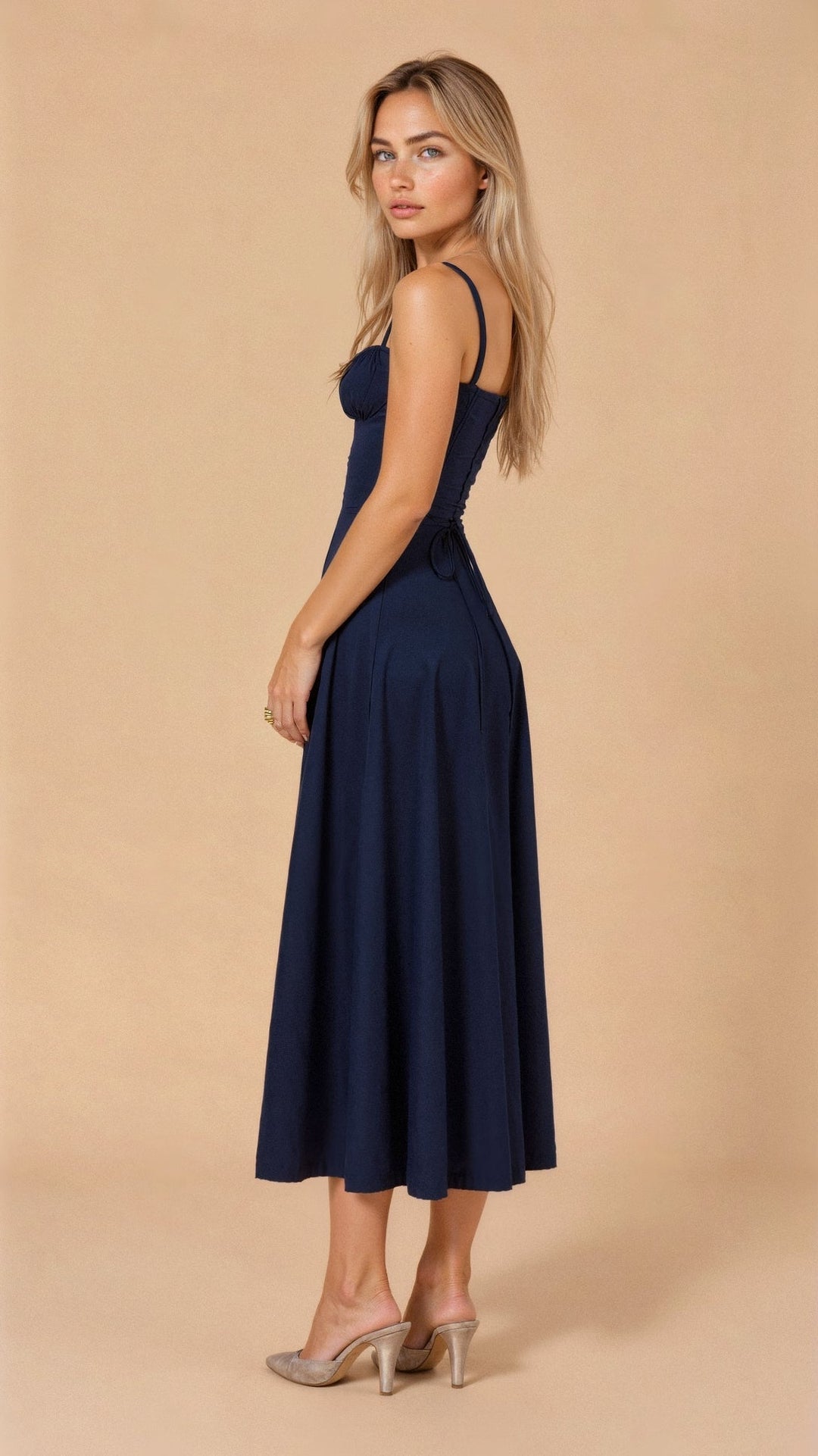 Vestido rodado feminino de verão, com cintura ajustável, perfeito para dias quentes e casuais.