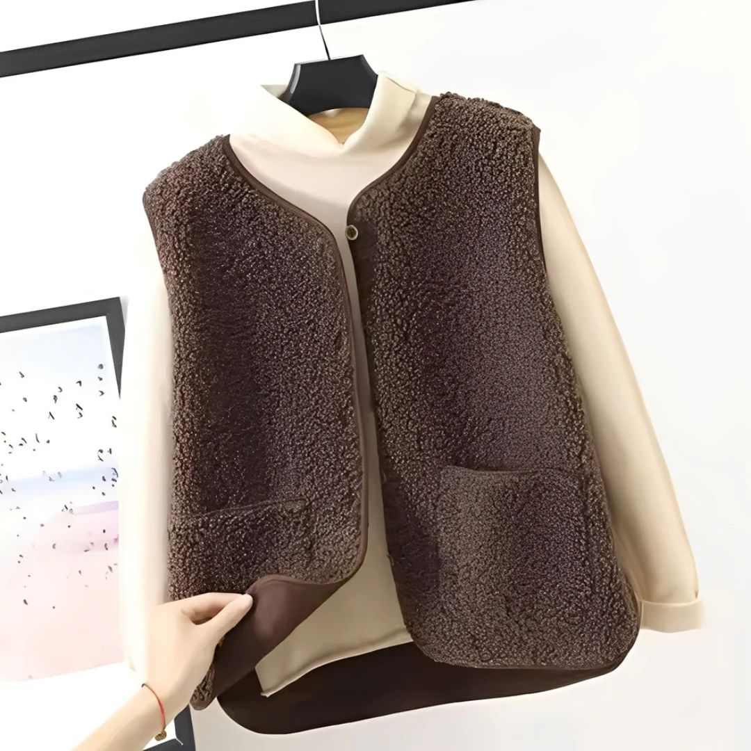 Colete feminino confortável e elegante, ideal para criar camadas no vestuário feminino de outono/inverno.