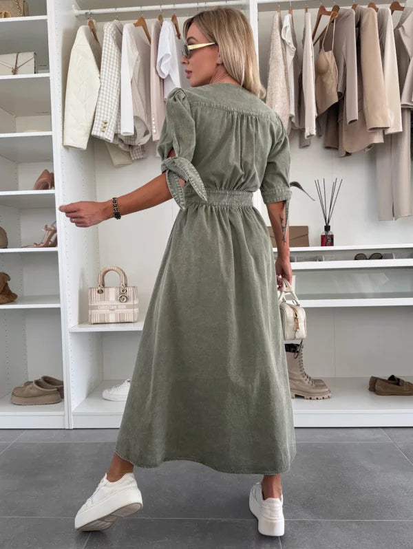 Vestido feminino colorido, brilhante, com botões e laços. Uma peça de moda elegante e casual para mulher.
