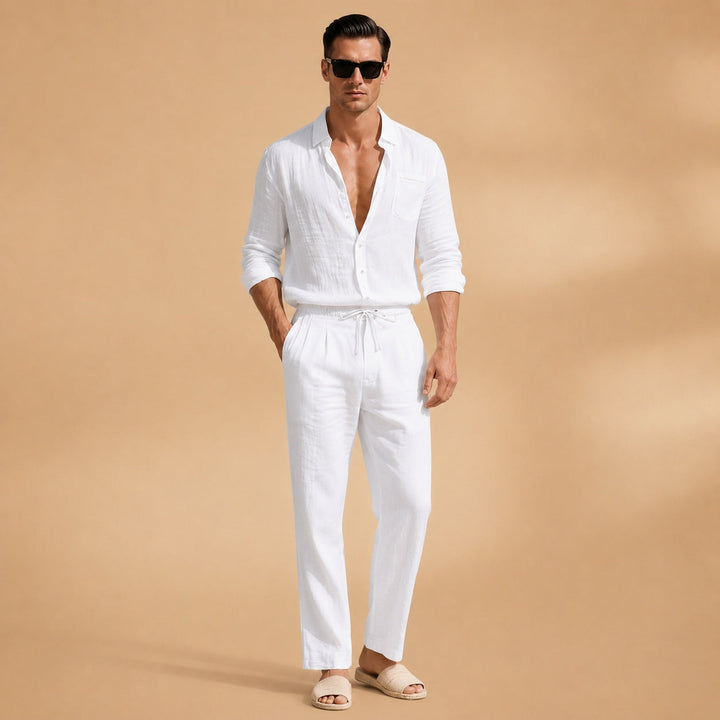 Modelo veste conjunto de linho caqui, camisa manga longa e calças, roupa masculina fresca e respirável para o verão.