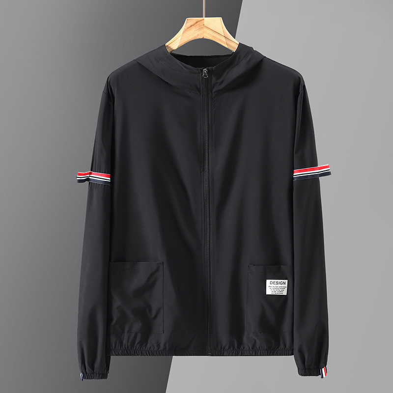 Corta-vento leve para homem com capuz, perfeito para atividades urbanas e exteriores no outono e primavera.