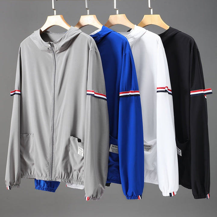 Corta-vento masculino urbano com capuz, jaqueta leve e casual para proteção contra o vento na primavera.
