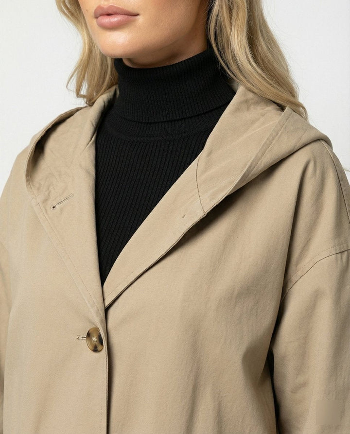 Elegante gabardina de mulher impermeável comprida. Casaco com capuz, perfeita para proteção em outono/inverno.