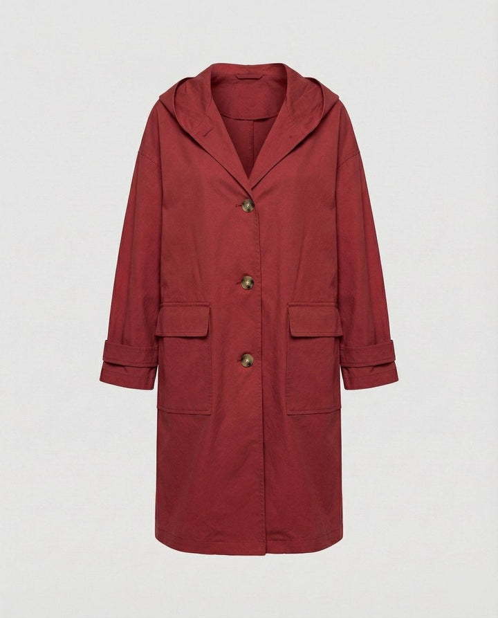 Versátil casaco impermeável comprido de mulher. Gabardina com capuz para proteção elegante em outono e inverno.