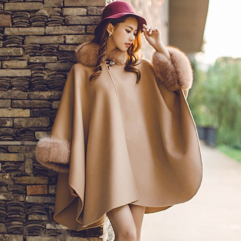 Poncho feminino de cashmere cinzento, com gola e punhos de pelo. Agasalho elegante e quente para inverno e outono.