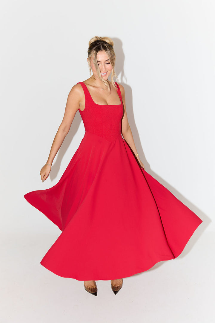 Vestido elegante feminino midi, fluido, para um look atemporal e versátil com decote quadrado.