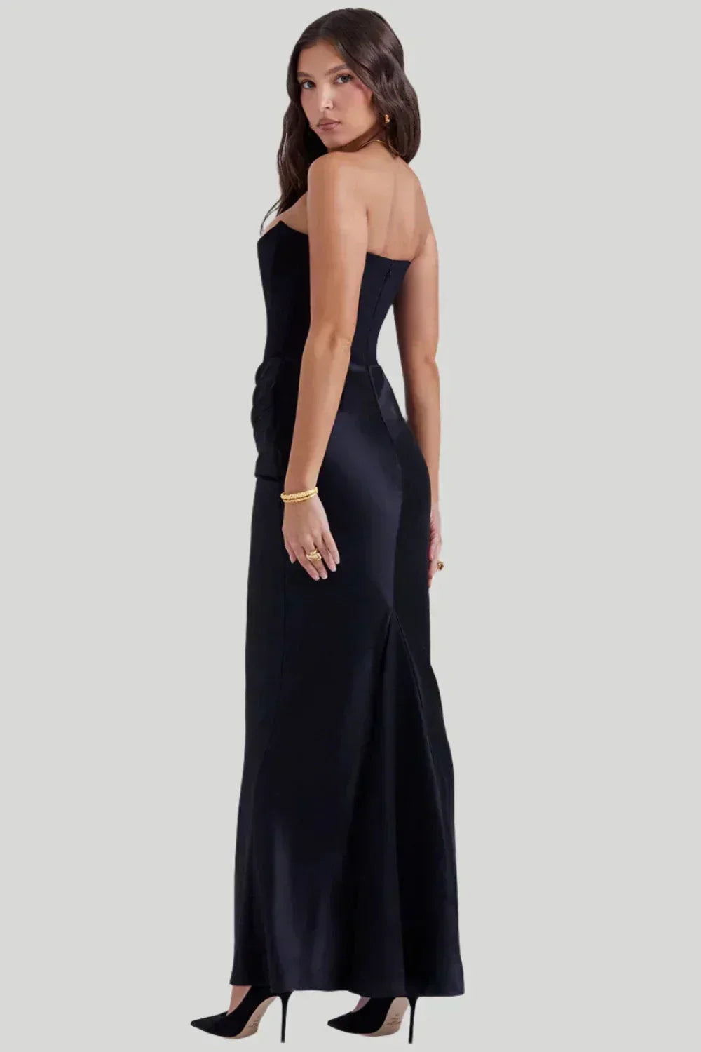 Vestido maxi ombro a ombro feminino preto. Peça elegante para um look sofisticado de noite e verão.