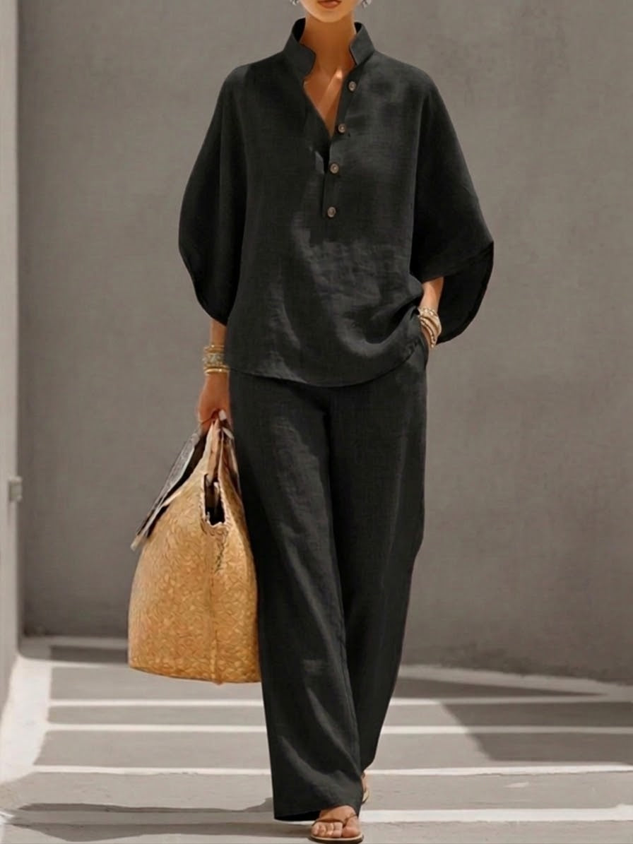 Conjunto feminino de duas peças: blusa com mangas morcego e calças largas, para um estilo casual chic.