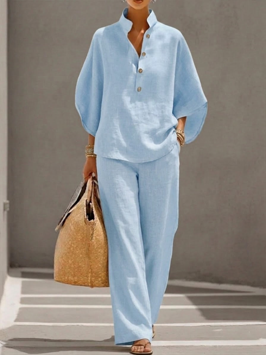 Conjunto feminino versátil com calças largas e top de mangas morcego, ideal para um look elegante e casual.