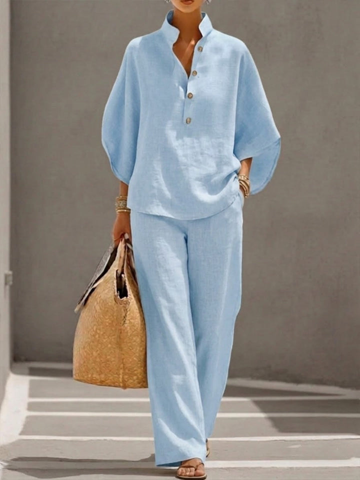 Conjunto feminino versátil com calças largas e top de mangas morcego, ideal para um look elegante e casual.