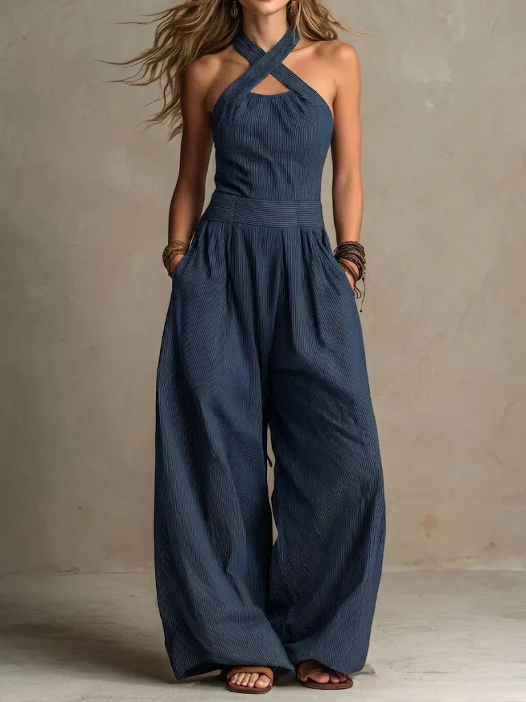 Macacão feminino elegante de linho e algodão, com decote cruzado. Ideal para um look casual chic de verão.