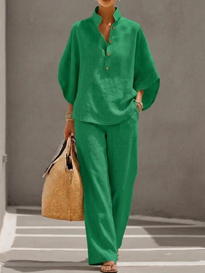 Conjunto elegante para mulher com blusa de mangas morcego e calças largas fluidas, ideal para o verão.
