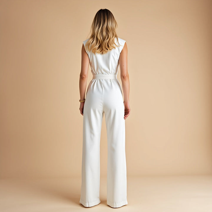 Macacão feminino branco sem mangas, fresco e elegante, ideal para festas de verão ou eventos diurnos.