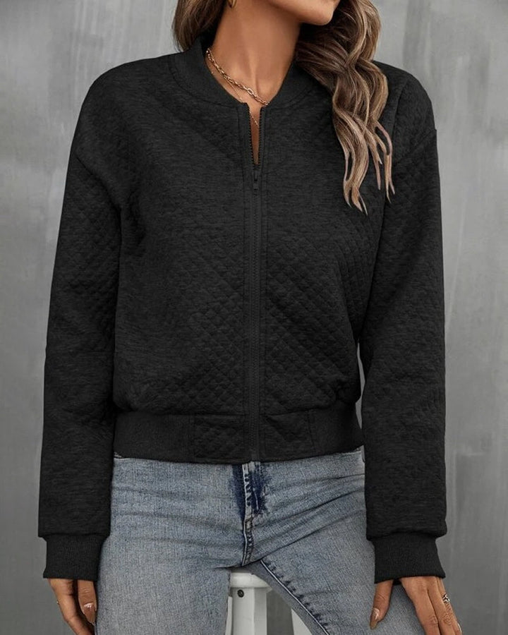 Blusão bomber feminino matelassê, acolchoado, perfeito para dias frios e looks de transição, cor preta.