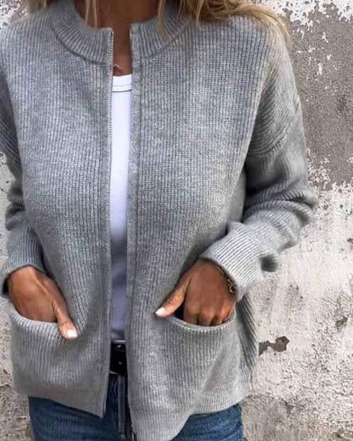 Casaco de malha mulher canelado com fecho e bolsos, ideal para outono e inverno. Conforto versátil e casual.