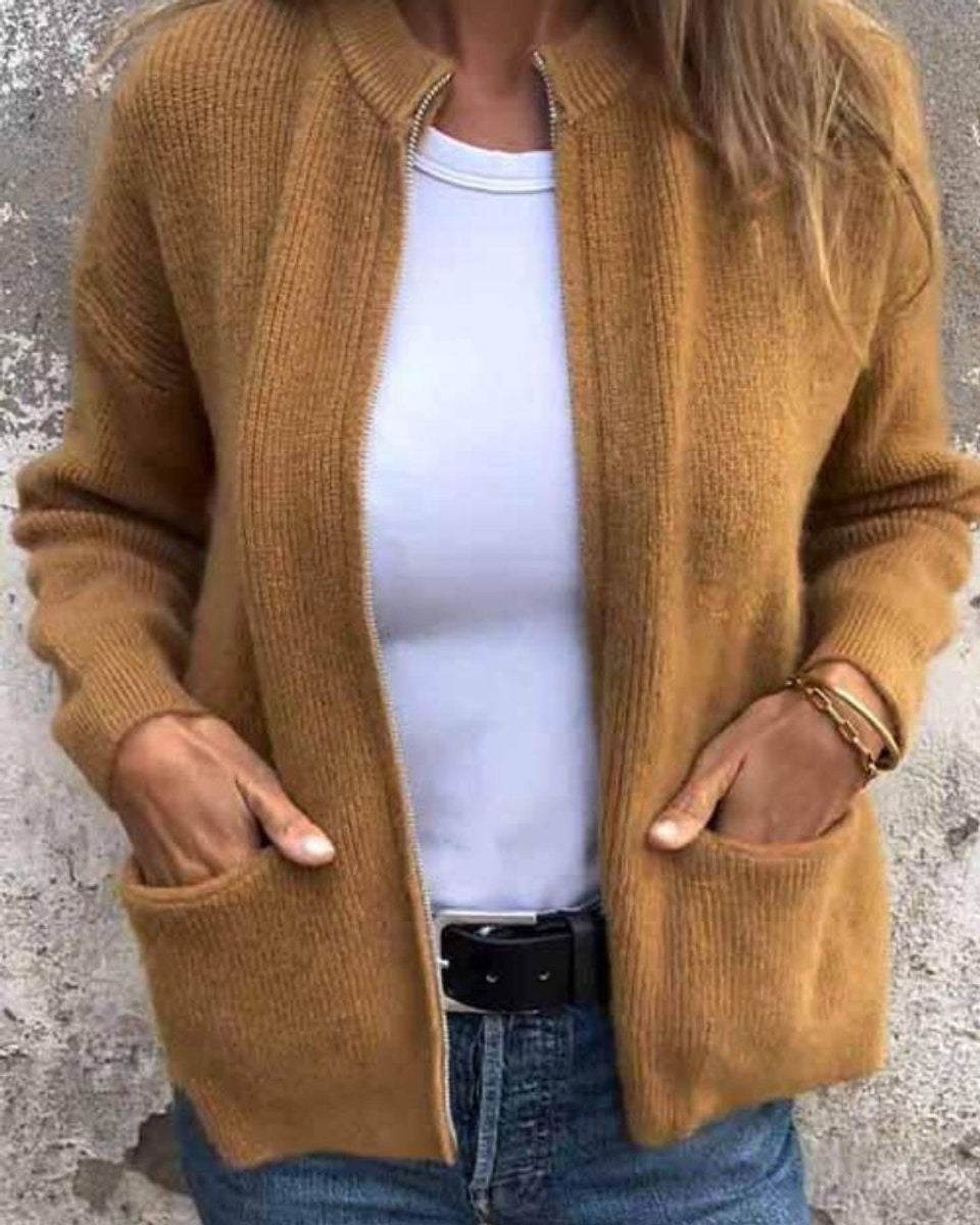 Casaco de malha feminino versátil, com fecho e bolsos, adicionando elegância e conforto a qualquer outfit.
