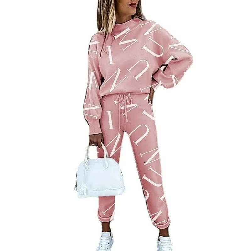 Modelo usando conjunto feminino de malha estampado, sweatshirt e calças casuais. Ideal para lazer ou dia a dia.