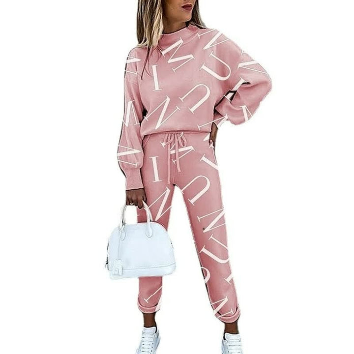 Modelo usando conjunto feminino de malha estampado, sweatshirt e calças casuais. Ideal para lazer ou dia a dia.