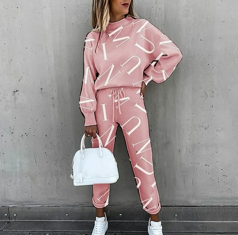 Estiloso conjunto feminino estampado: sweatshirt e calças casuais em malha. Para um look moderno e confortável.