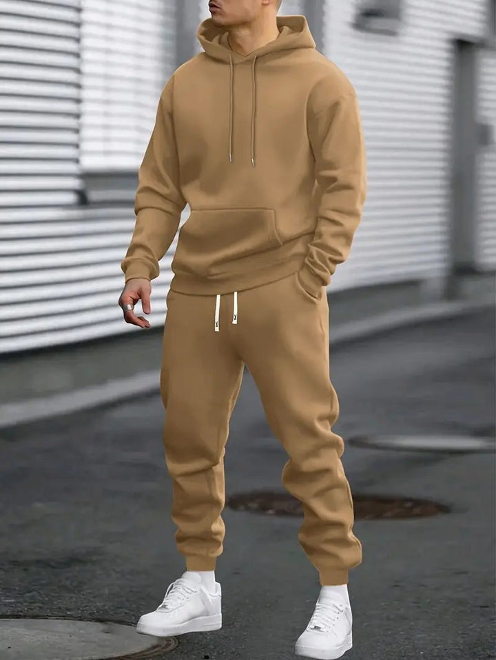 Homem veste conjunto desportivo hoodie e jogger. Look urbano e casual, ideal para o dia a dia e momentos de lazer masculino.