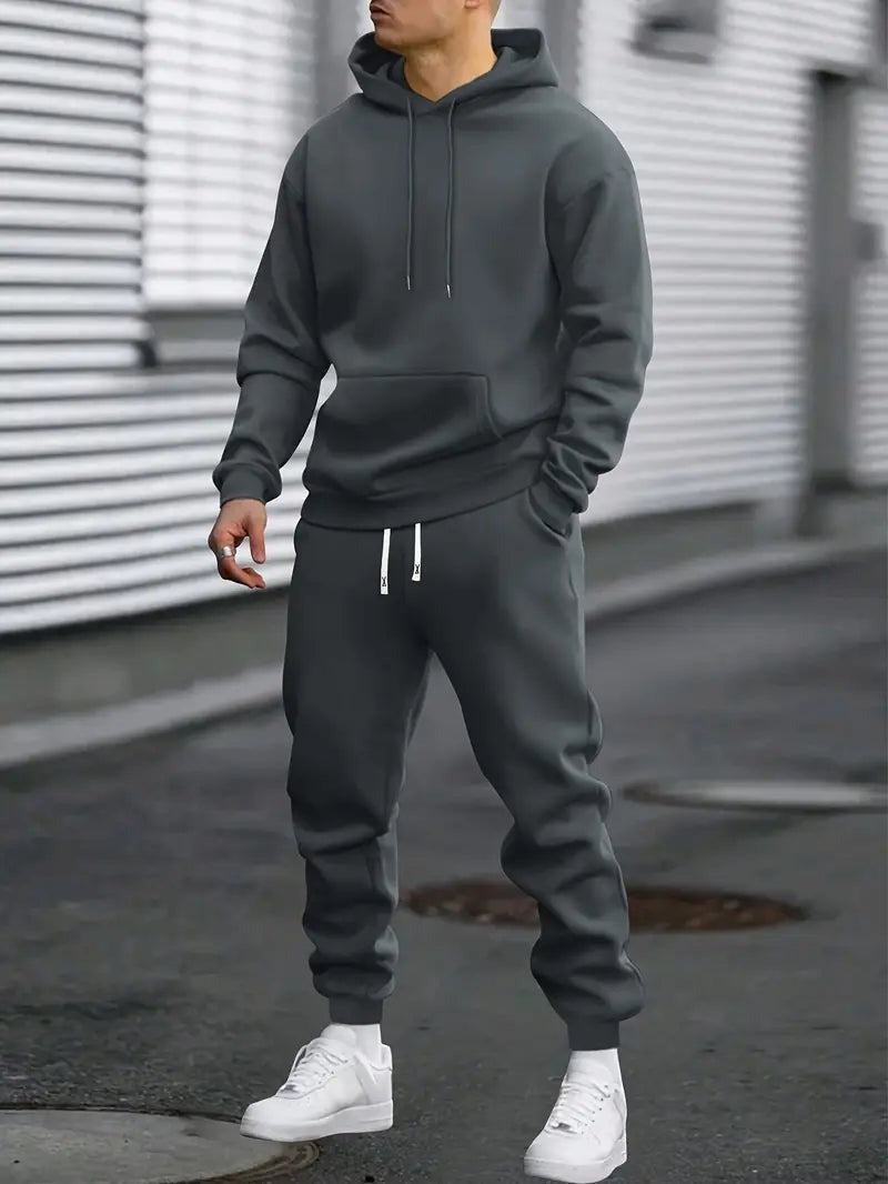 Conjunto masculino com hoodie de capuz e calças jogger, em tecido macio. Conforto e moda urbana para homem, look desportivo.