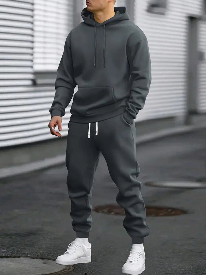 Conjunto masculino com hoodie de capuz e calças jogger, em tecido macio. Conforto e moda urbana para homem, look desportivo.
