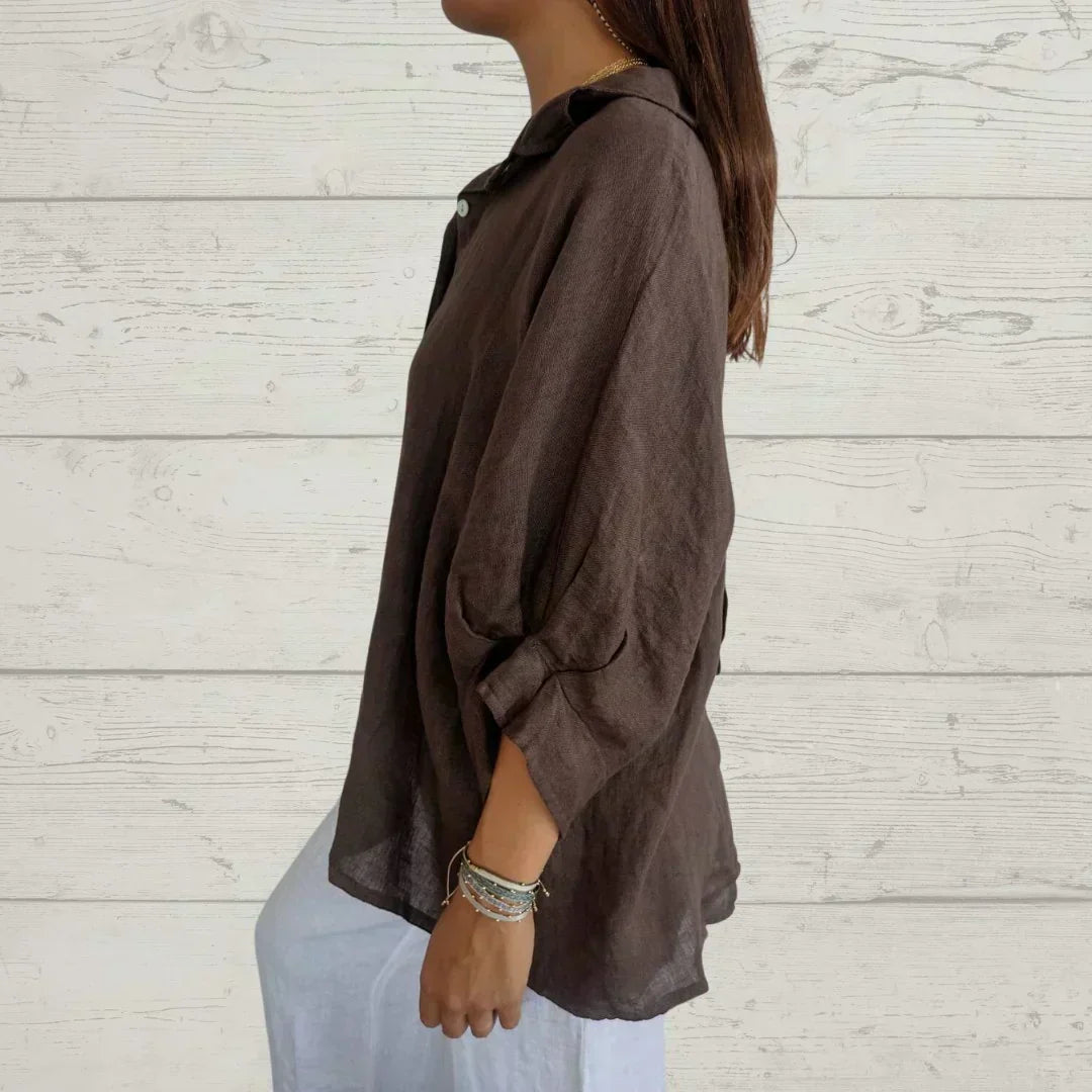 Blusa feminina de primavera-verão. Confortável, elegante e com botões, para moda casual ou trabalho.