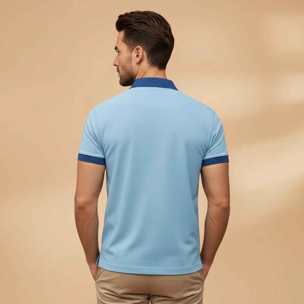 Polo masculina versátil, manga curta, gola contrastante. Roupa casual e elegante para homem.