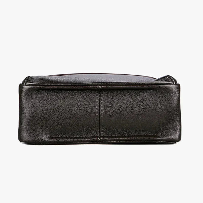 Bolsa tote masculina preta, design moderno e funcional, com recurso antifurto e alça ajustável para conforto.