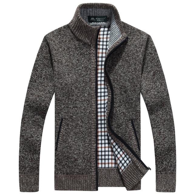 Detalhe da jaqueta masculina com zíper, ideal para outono inverno. Conforto e aquecimento em agasalho de inverno.