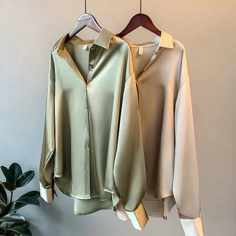Camisa feminina elegante com toque delicado, ideal para moda feminina. Blusa versátil em diversos tamanhos S, M, L.