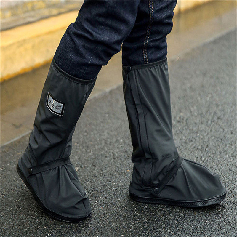Detalhe da sola antiderrapante de sobrecapas impermeáveis femininas para sapatos, garantindo segurança em pisos molhados.