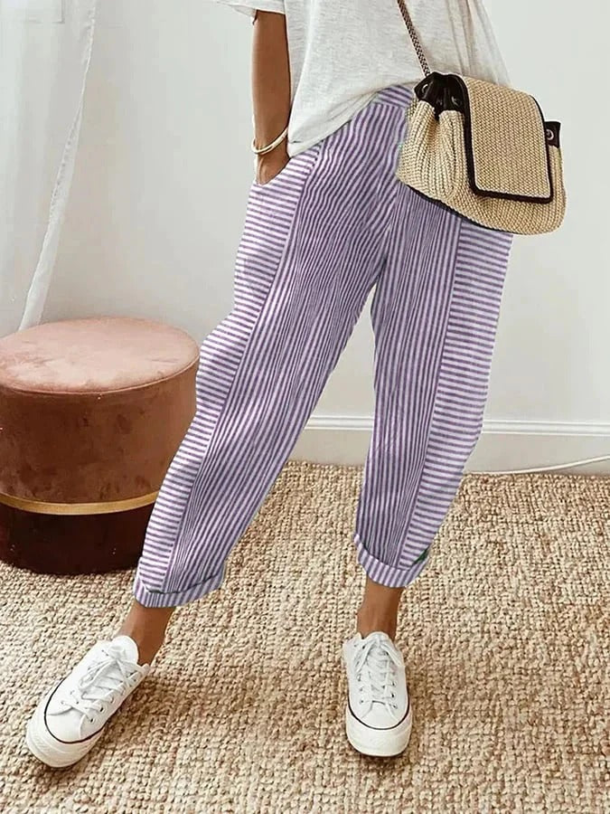 Calças femininas listradas Kae, modelo verão. Perfeitas para um look casual, confortável e elegante.