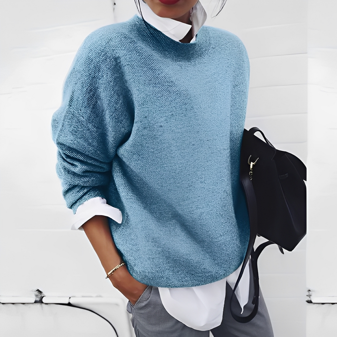 Suéter feminino elegante e moderno com caimento solto, perfeito para moda inverno casual ou trabalho. Conforto e tendência.