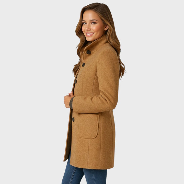 Casaco feminino de outono/inverno, elegante e com caimento impecável. Peça essencial de moda.
