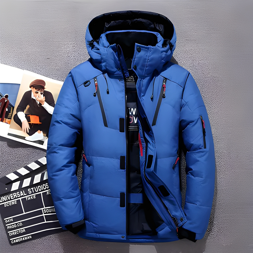 Casaco masculino de inverno, vista frontal. Jaqueta quente e elegante, ideal p/ outono/inverno. Moda masculina essencial.