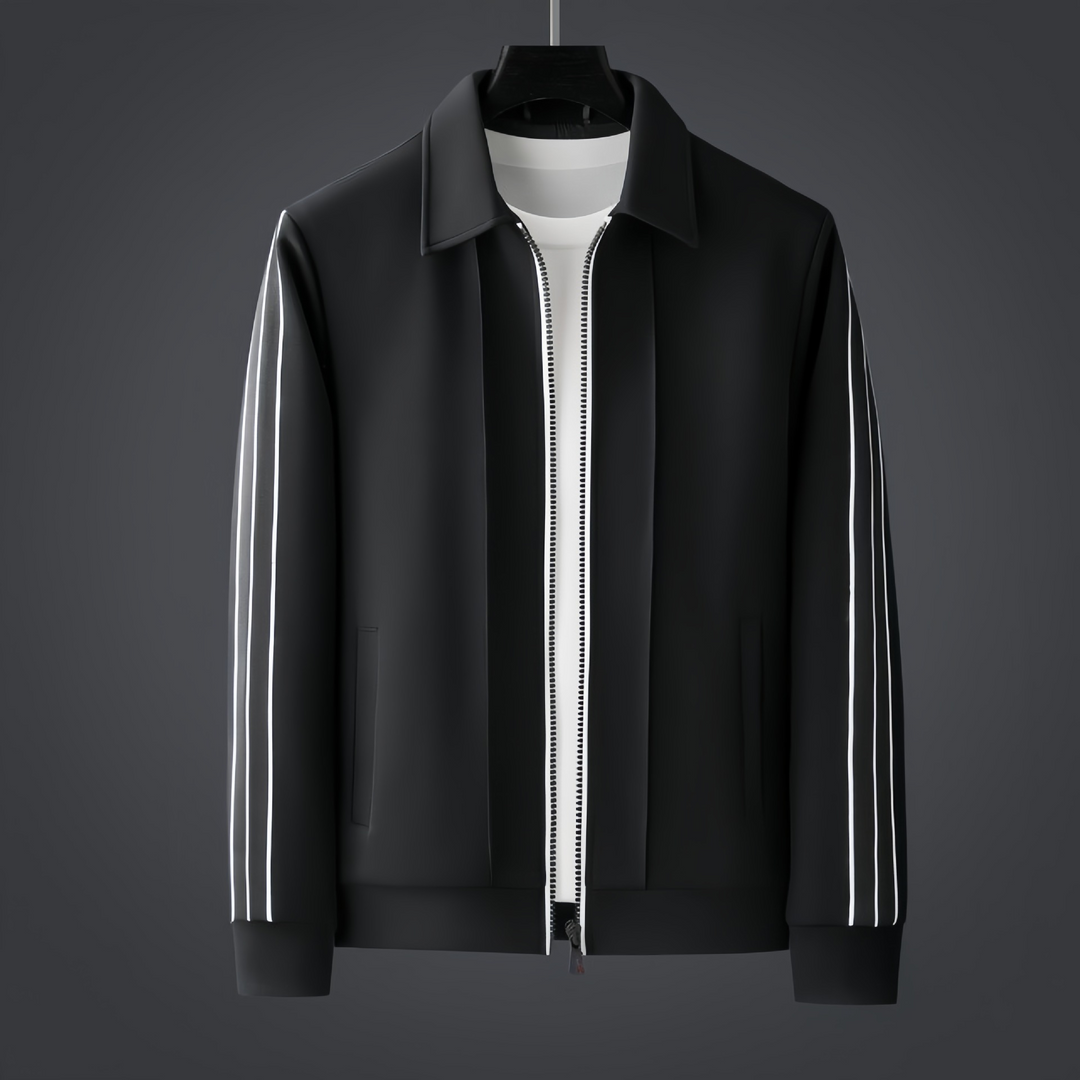 Casaco de fato de treino masculino com gola polo e fecho, detalhe de riscas laterais.