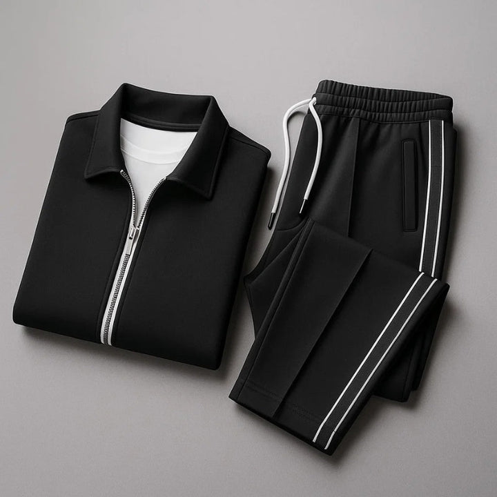 Conjunto desportivo masculino confortável, com calças e casaco de riscas laterais.