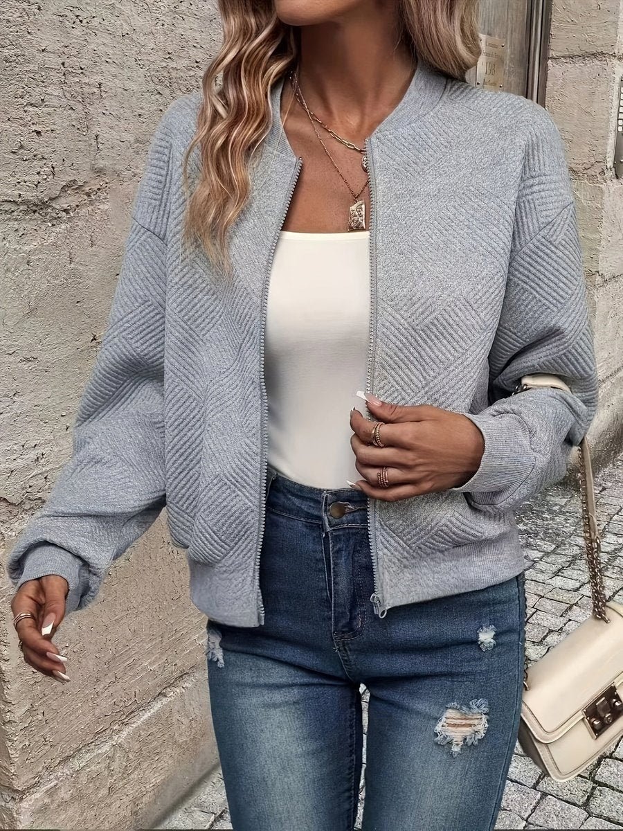 Casaco bomber feminino estruturado com fecho zip, moderno e versátil para outono/primavera.