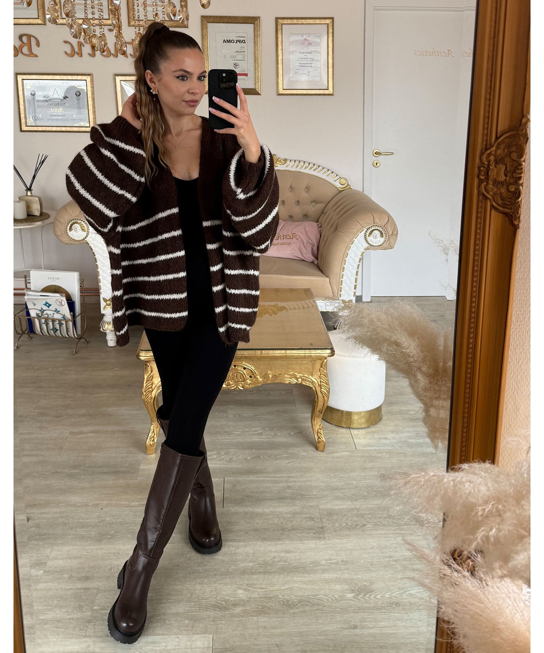 Bota feminina marrom com salto, perfeita para looks elegantes no inverno.